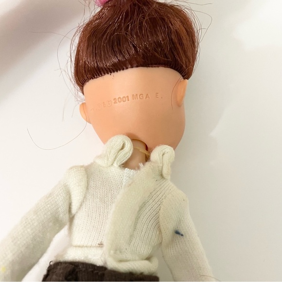 Bratz Doll Phoebe MGA Doll - Picture 14 of 16